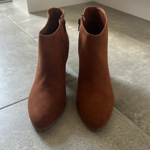 Old Navy Ankle Boots! Size 8! Brand New- Never Worn Before! - Picture 3 of 8